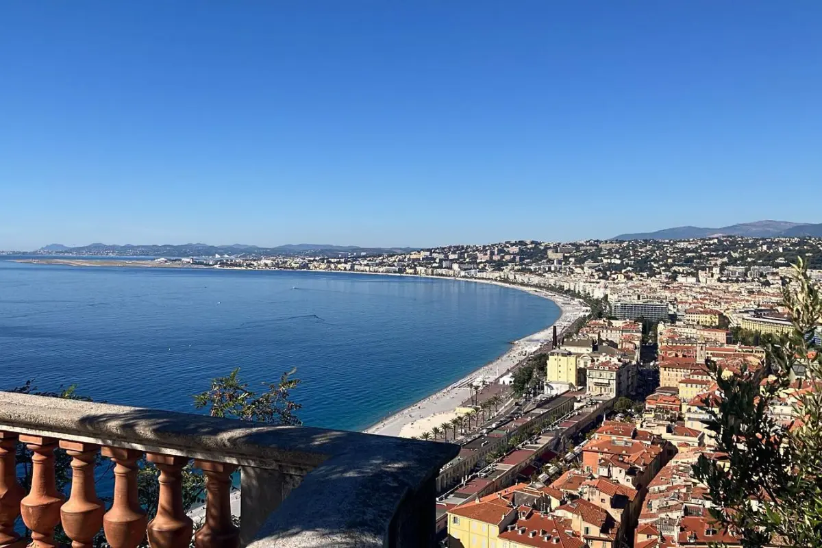 Vue panoramique de la Baie des Anges et de la ville de Nice depuis une hauteur.