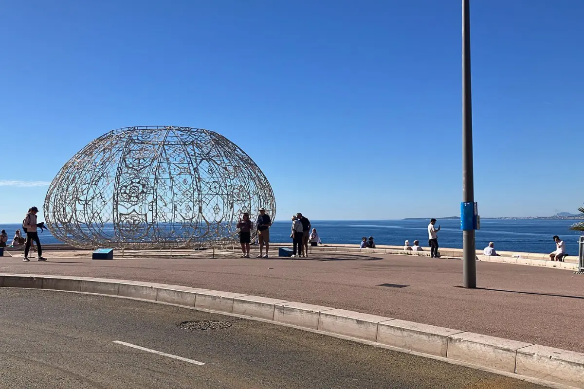 La Promenade des Anglais à Nice avec une installation artistique en forme de coupole.