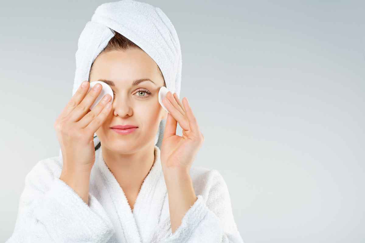 femme effectuant démaquillage soin visage peau