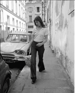 Jane Birkin se balade dans la rue 