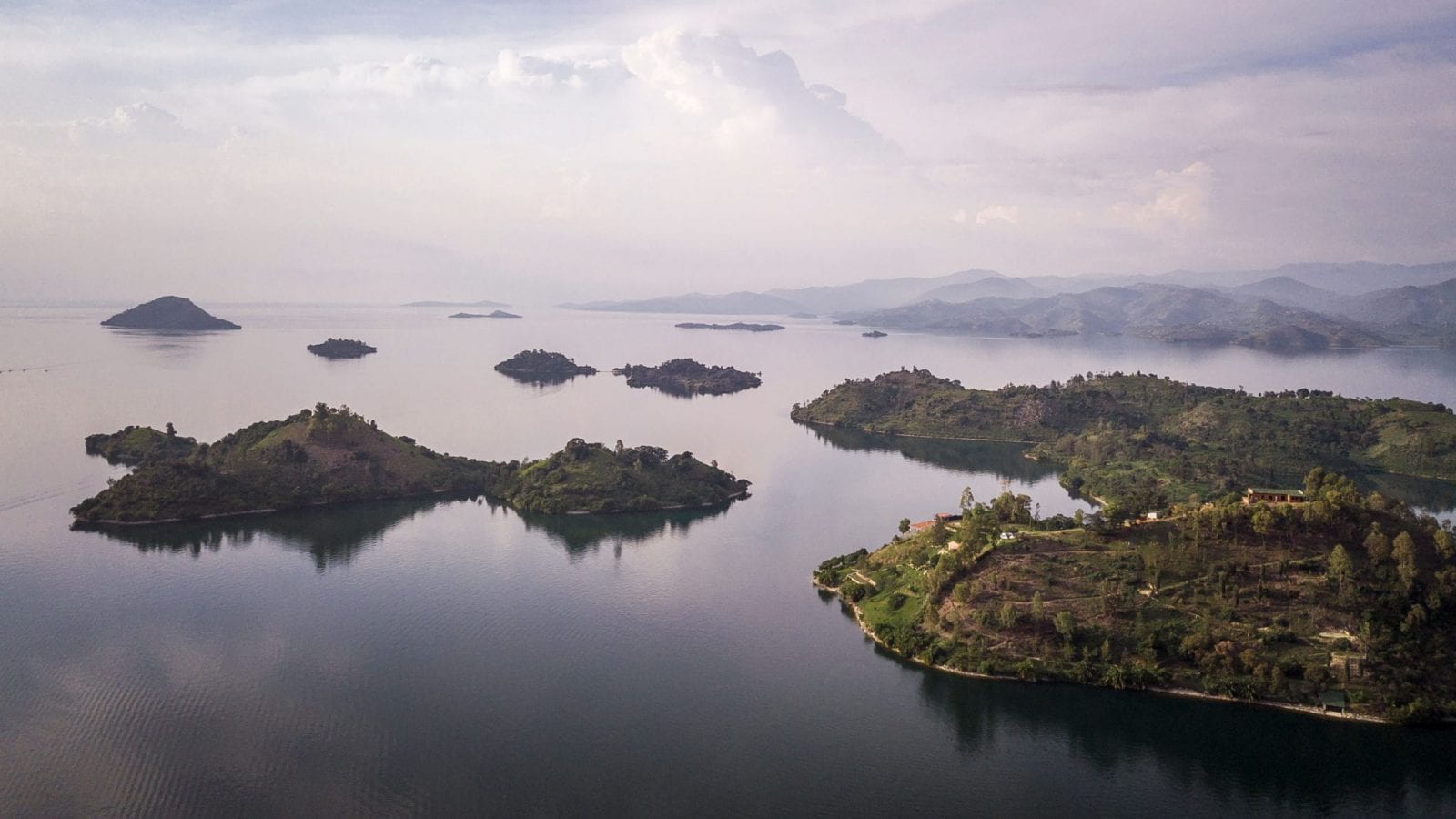paysage entre montagnes et lac au Rwanda