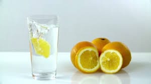 Raffermir son ventre après une césarienne avec un verre d'eau citronnée.