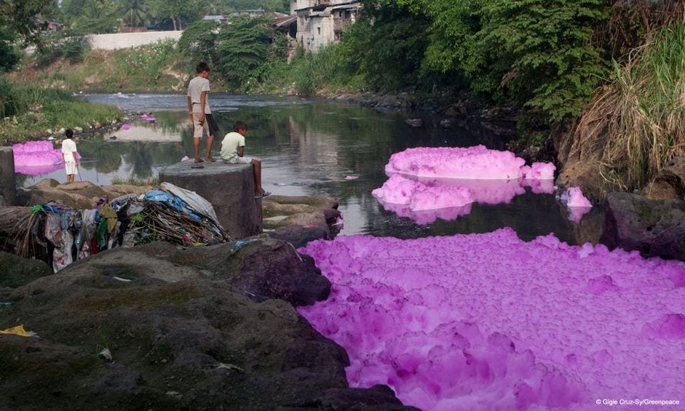 L'industrie du textile pollue les rivières lorsqu'elle rejette les eaux usées, utilisées pour teindre et laver les tissus sans être traitées. Consommer la mode responsable devient la solution.
