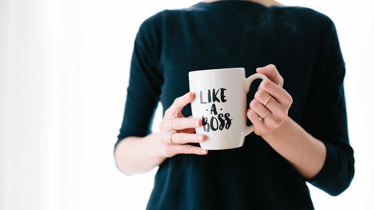 femme tenant un mug écrit "like a boss"