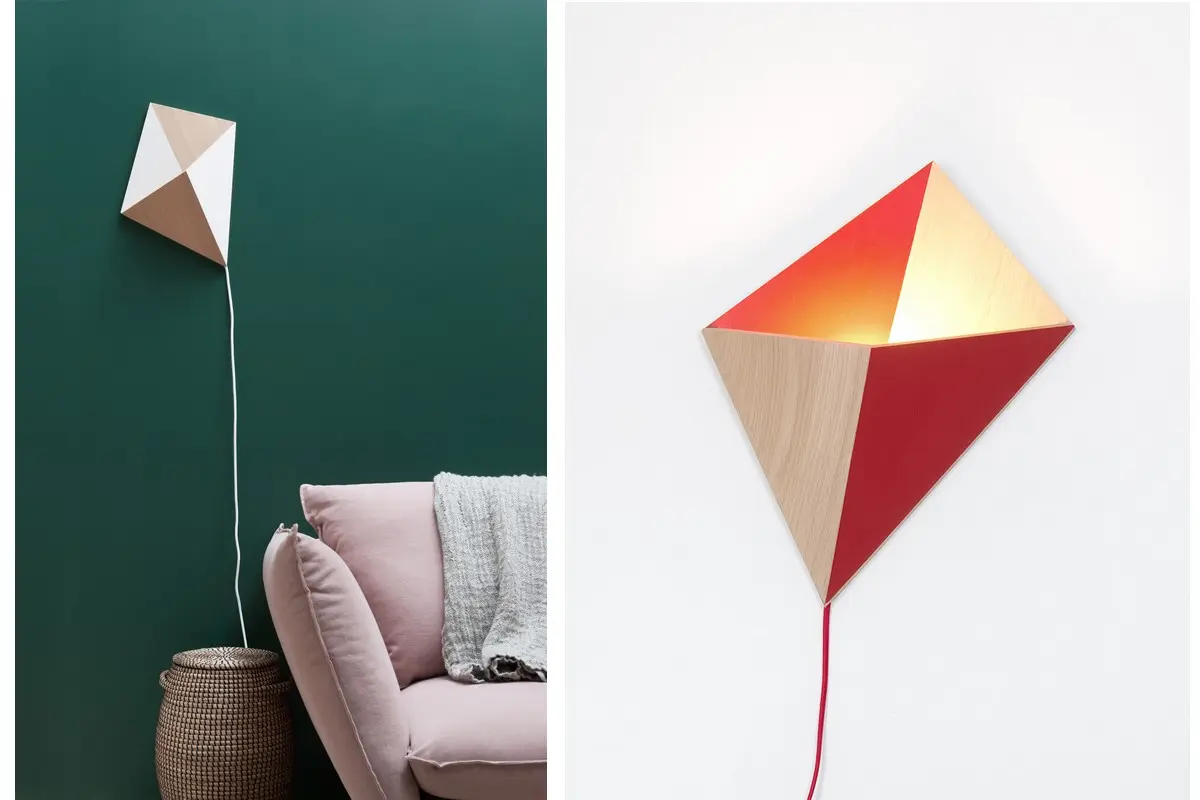 Titre Alt (Alt Text) :
Applique murale design géométrique en bois et couleurs rouge-beige, avec câble textile