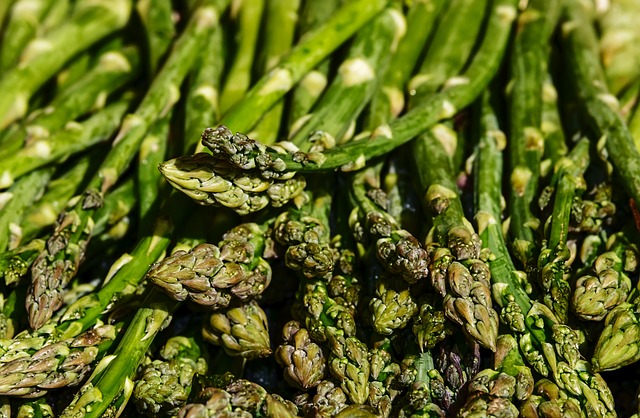 image d'asperges qui sont des légumes verts qu'on trouve au printemps