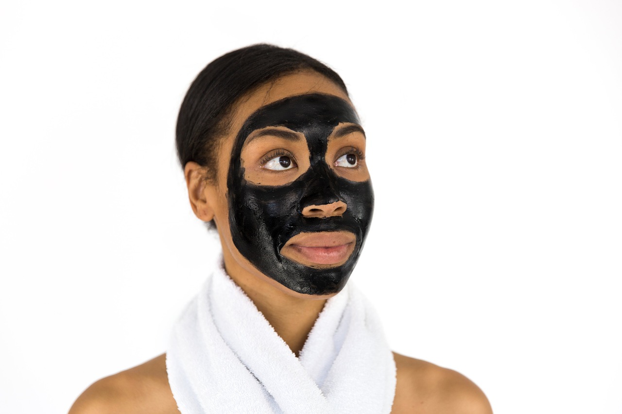 Peaux-grasses-et-acnéiques-nos-conseils-pour-votre-masque-a-l-argile-verte-o-magazine