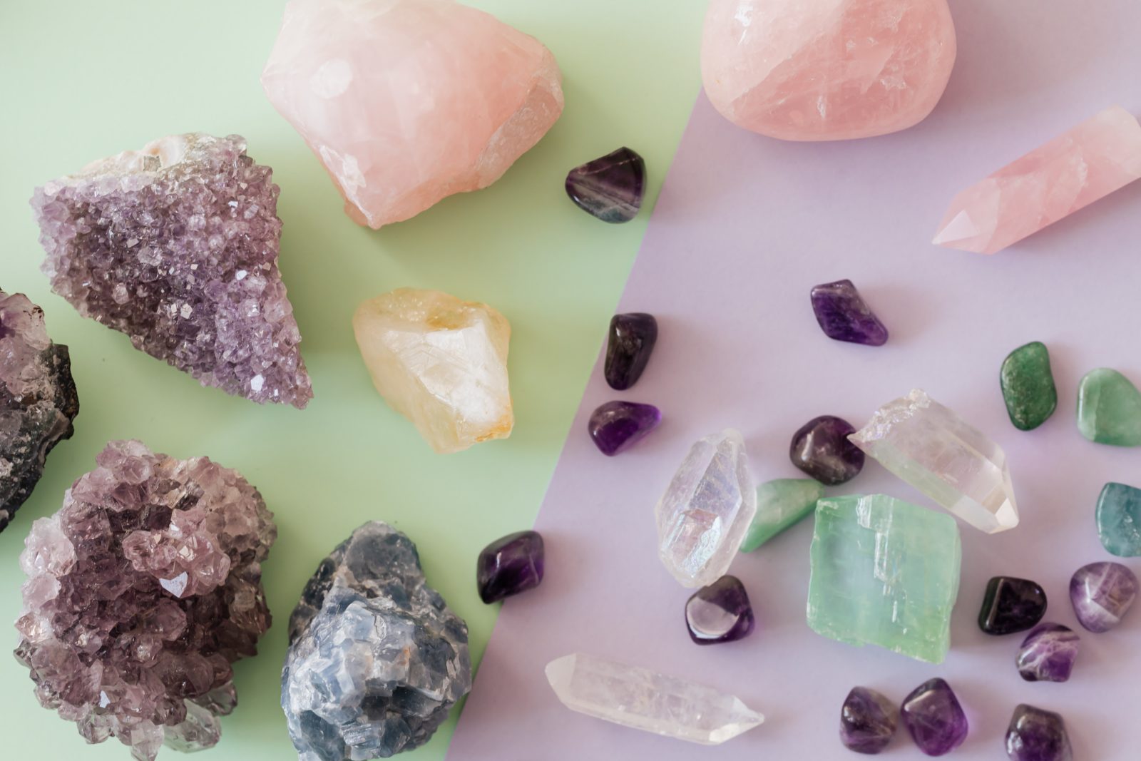 Nombreuses pierres semi-précieuses utilisées en lithothérapie pour le bien-être.