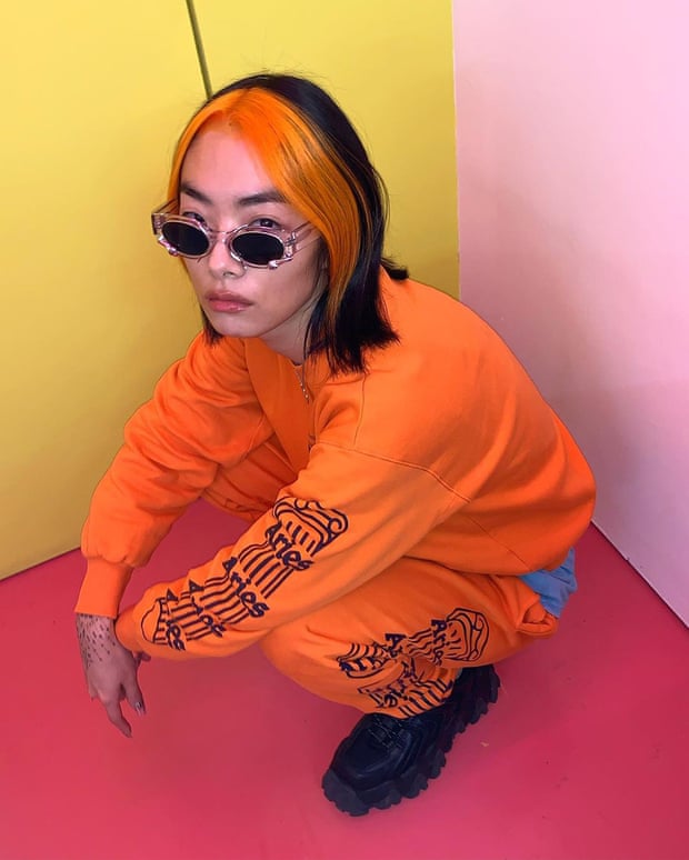 Rina Sawyama porte des mèches oranges fluo. Photo Instagram. The Guardian : https://www.theguardian.com/fashion/2019/dec/07/pop-star-hair-mimicry-rebellious-streak