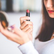 Le maquillage qui tient sous la canicule, c'est possible. 17 Le maquillage qui tient sous la canicule, c’est possible.