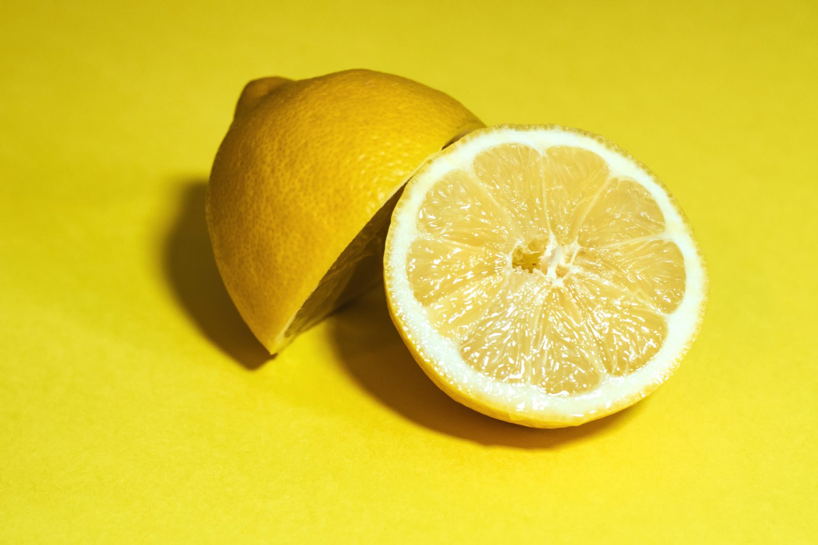 Le citron, remède naturel efficace pour soulager les piqûres de moustiques.