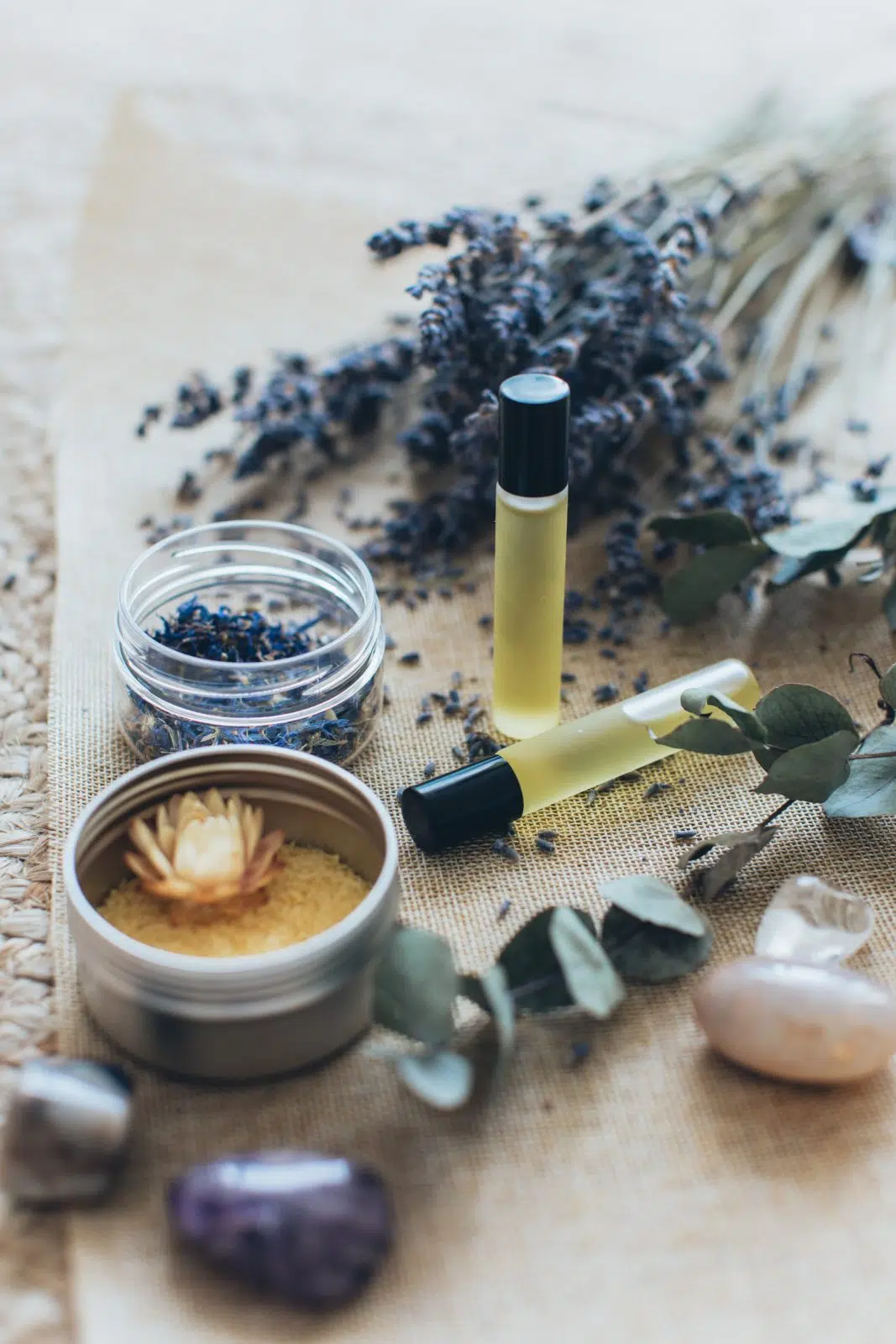 6 remèdes naturels pour soulager les piqûres de moustiques 3 Huile essentielle de lavande, remède naturel pour soulager les piqûres de moustiques.