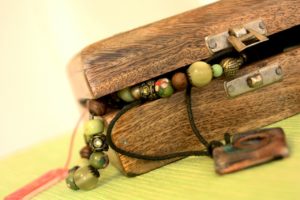 Les bracelets en bois, un bijou tendance