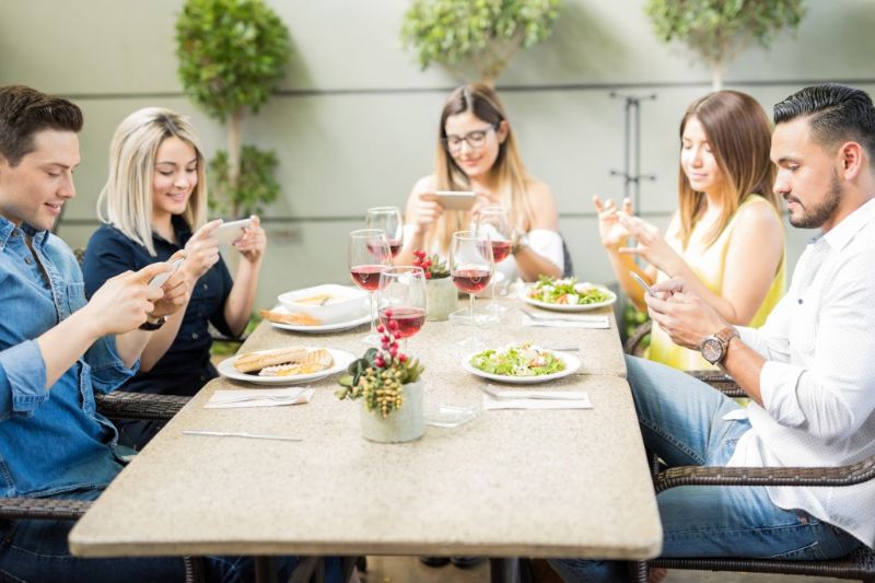 effet néfaste du téléphone à table on n'apprécie pas son repas lorsqu'on consulte son téléphone 
