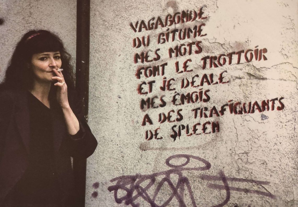Miss Tic, femme de plume de l'art urbain parisien avec son œuvre Flashback, 30 ans de création. 