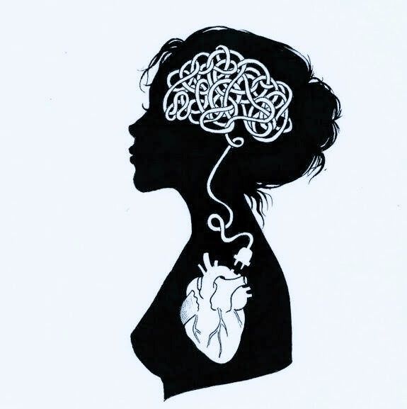 femme vue de profil qui "branche" son cerveau à son coeur 
