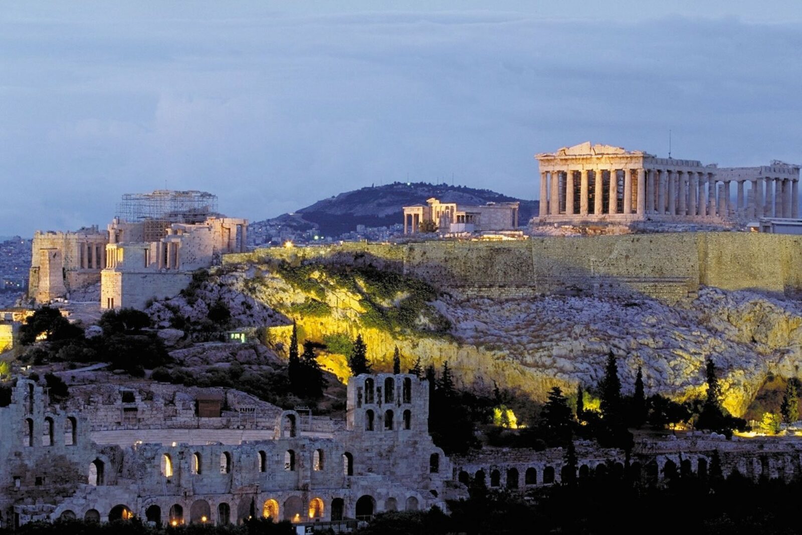 Dior prend possession des sites antiques en Grèce