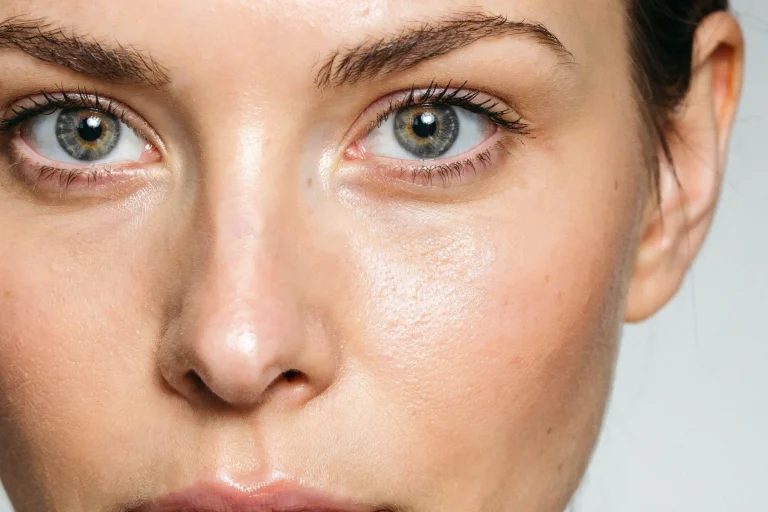Maquillage clean : ce que votre peau mature attend vraiment 36 Femme quarantaine teint lumineux maquillage minimaliste clean beauty peau mature portrait éditorial