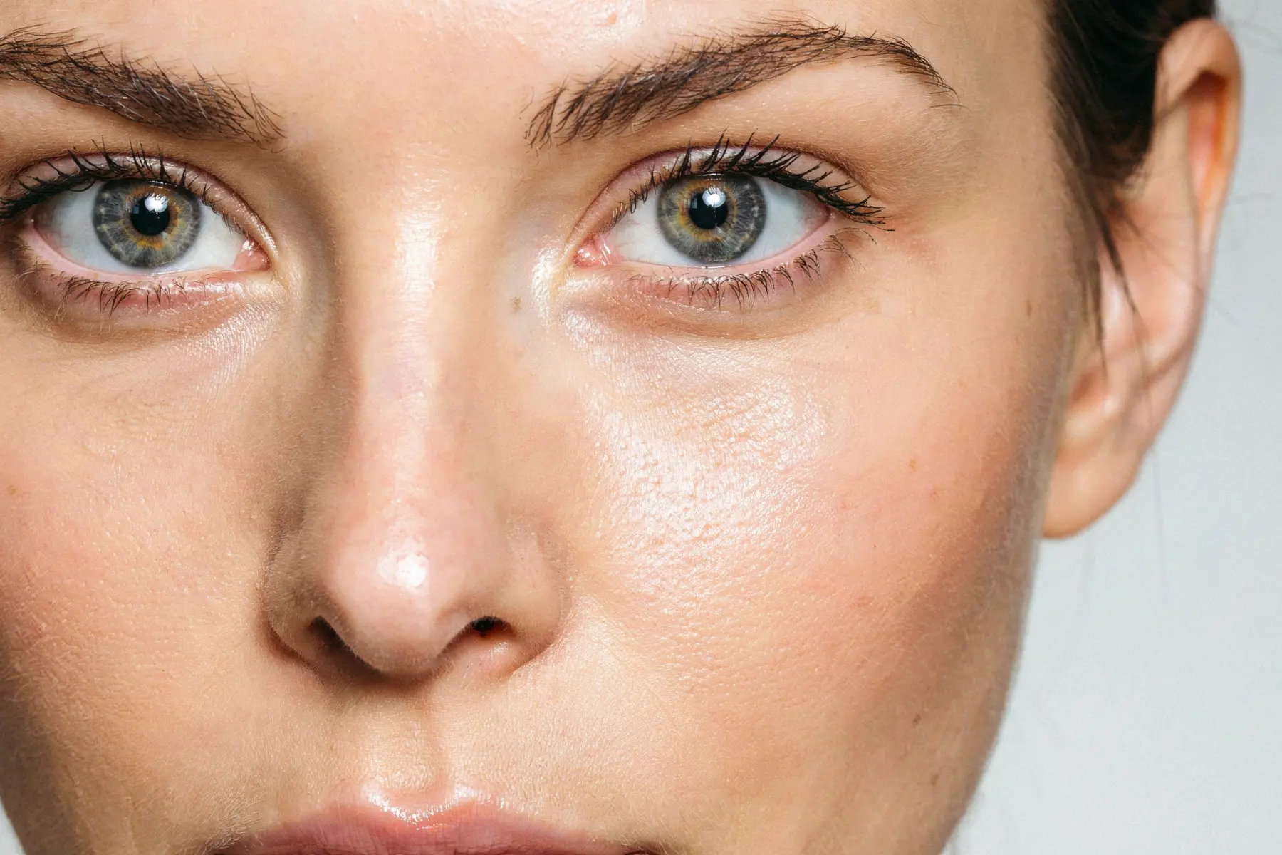 Maquillage clean : ce que votre peau mature attend vraiment 1 Femme quarantaine teint lumineux maquillage minimaliste clean beauty peau mature portrait éditorial