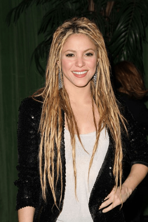 Shakira portant des dreadlocks.
