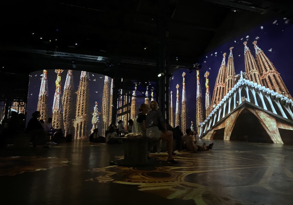 Immersion dans l’exposition Dalì et Gaudì à l'Atelier des Lumières