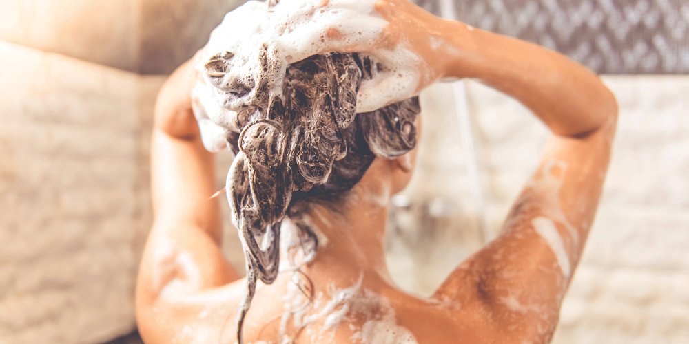 Pour de plus beaux cheveux, on espace ses shampoings © iStock / vadimguzhva