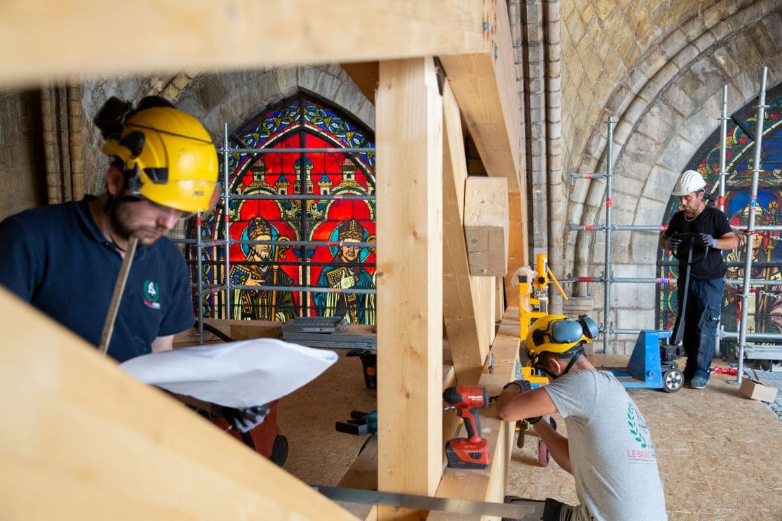 Charpentiers sur le chantier de Notre Dame c Lisa Bergugnat Flickr