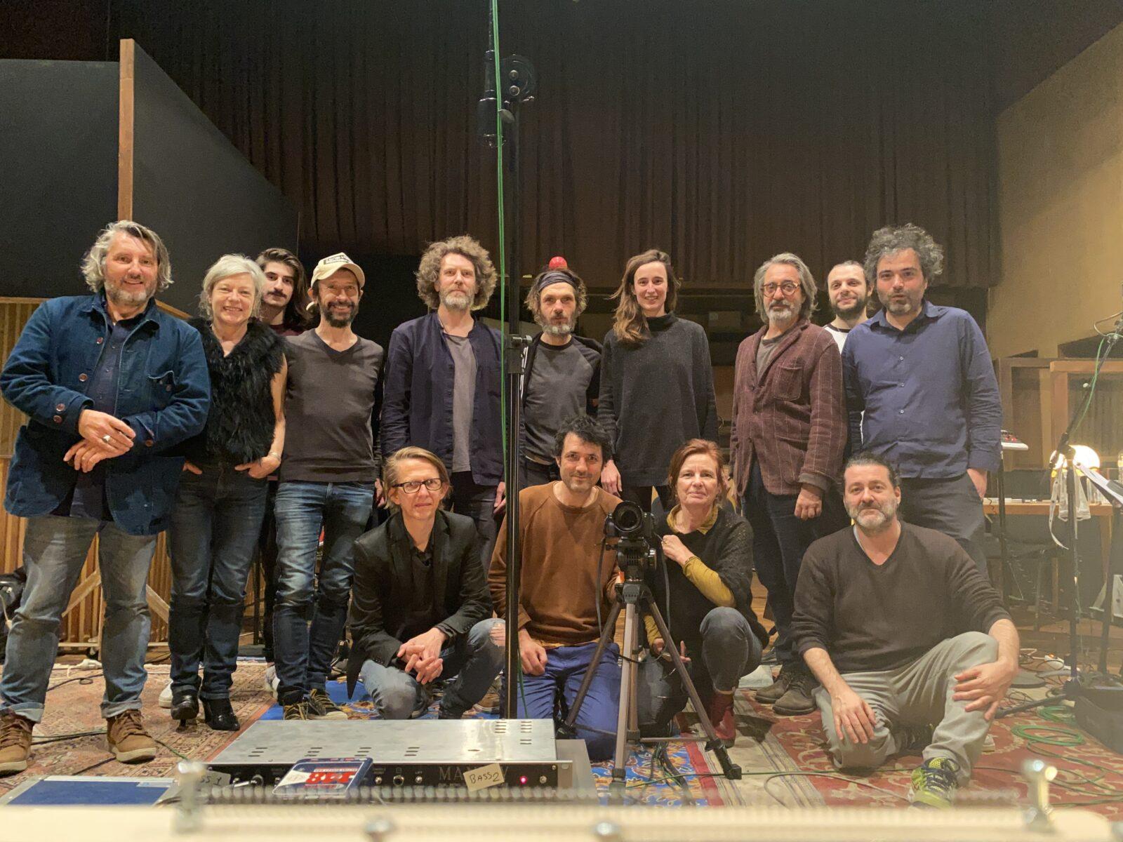 Photo de groupe lors de l'enregistrement de l'album "Les Micro siestes acoustiques Vol.1".