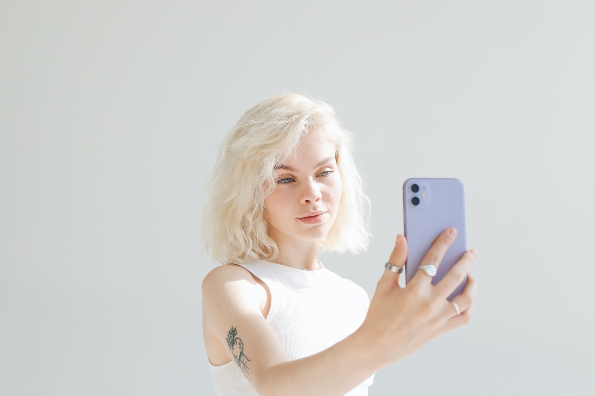 femme blonde selfie avec smartphone