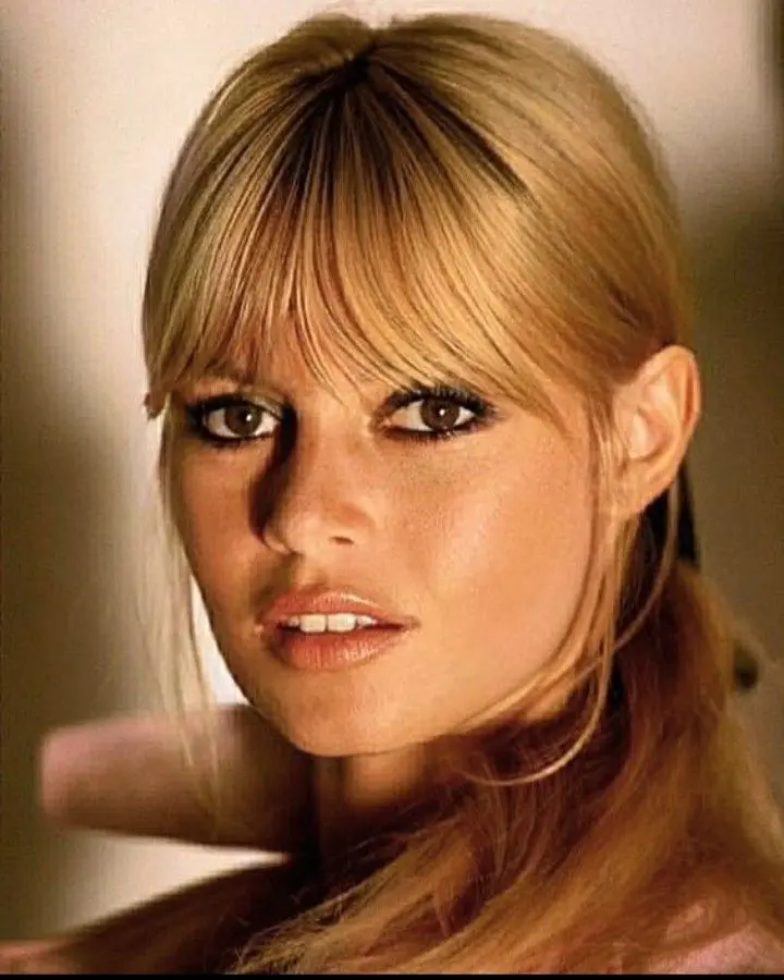 La frange sous toutes ses formes : un intemporel 2 Brigitte Bardot Frange Rideau Blonde classique années 60