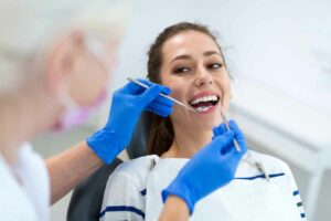 femme dentiste soins dentaires Draguignan
