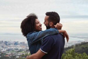 femme prendre initiative embrasser homme couple