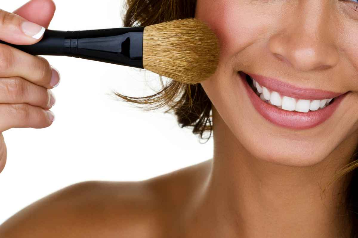 femme beauté maquillage application blush sourire