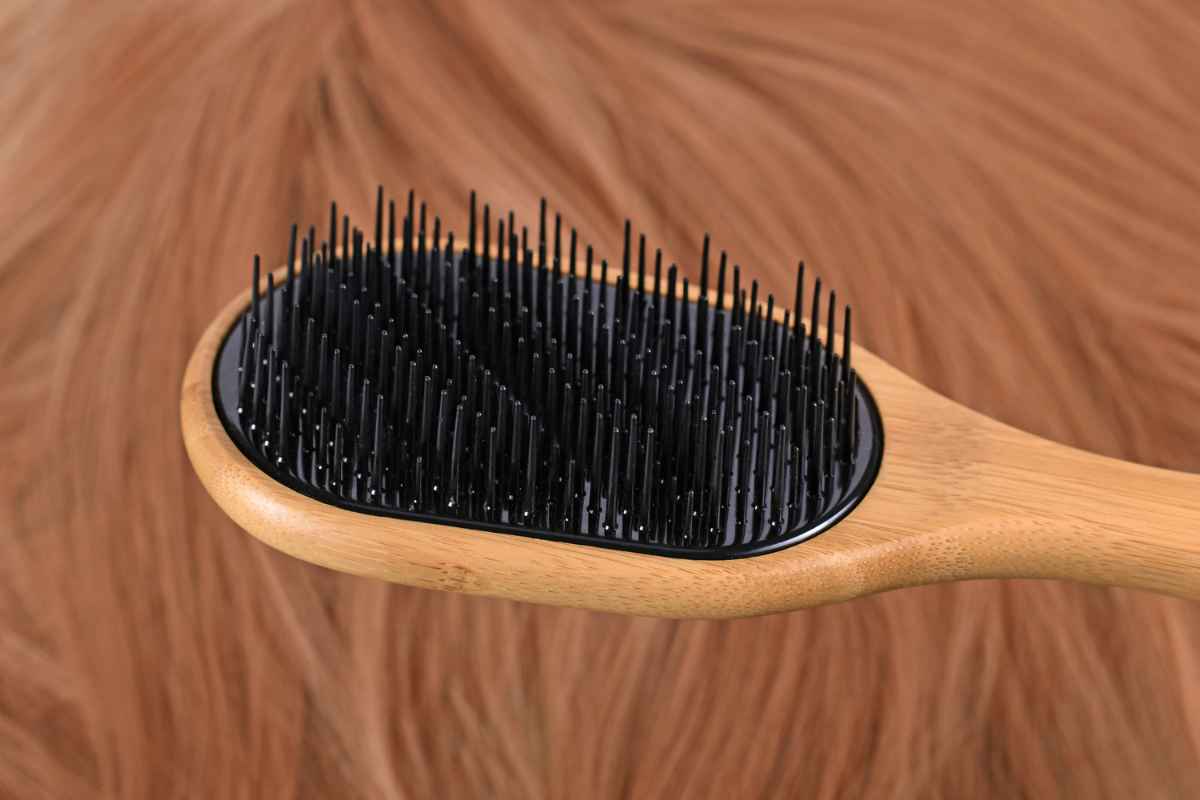 Brosse en bois démêlante femme cheveux coiffure