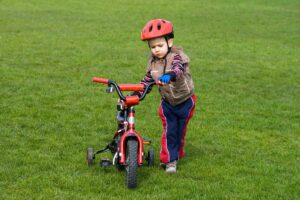 enfants vélo tricycle apprentissage sécurité