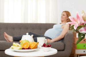 femme enceinte canapé grossesse fruits légumes