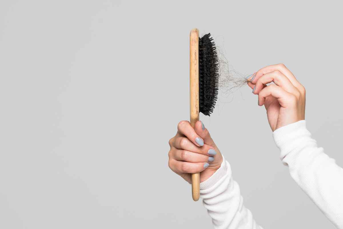coiffure nettoyer sa brosse à cheveux femme Ô Magazine