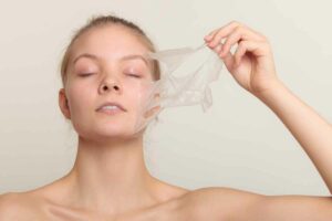 femme épilation faciale retirer les poils du visage