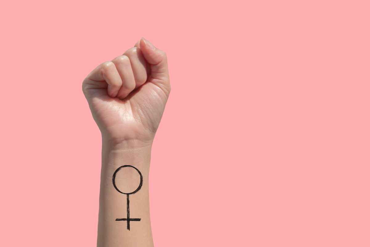 types de féministes droits des femmes poing symbole
