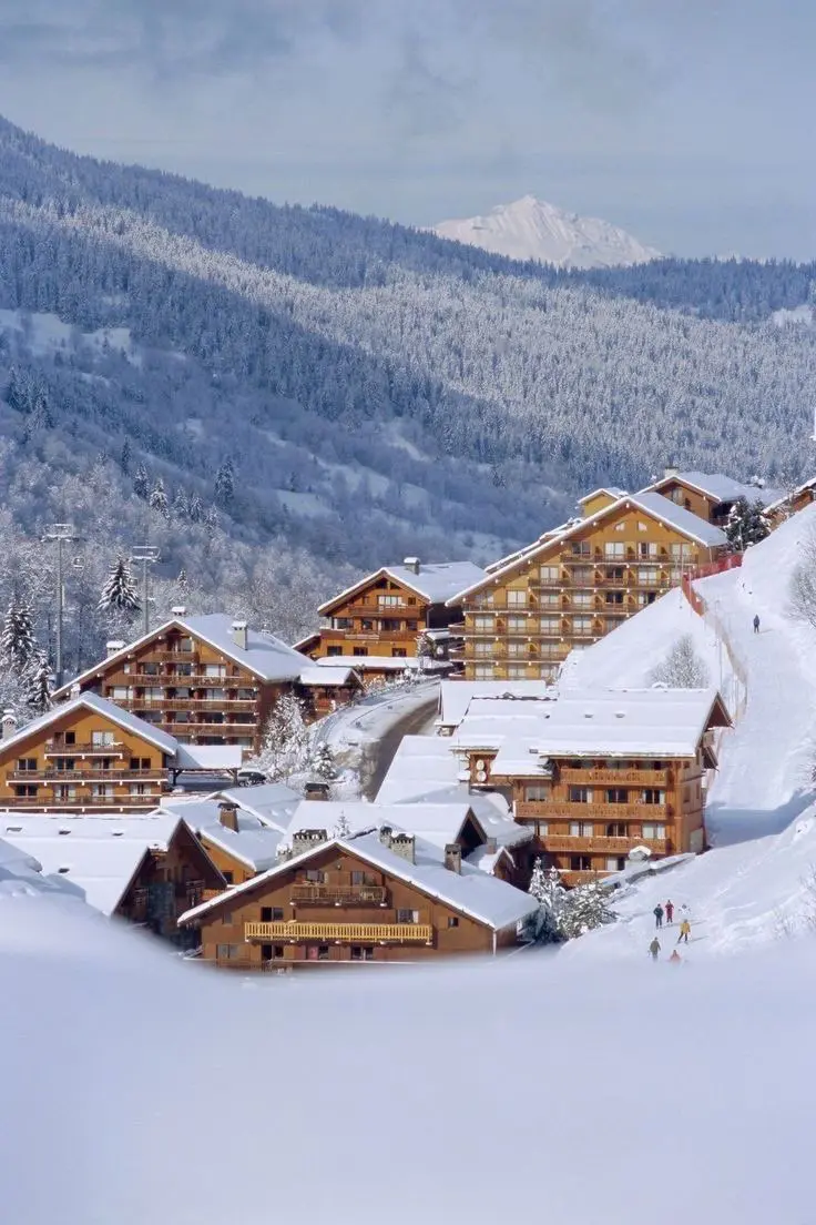 Station de ski Alpes du Sud chalets en bois architecture traditionnelle