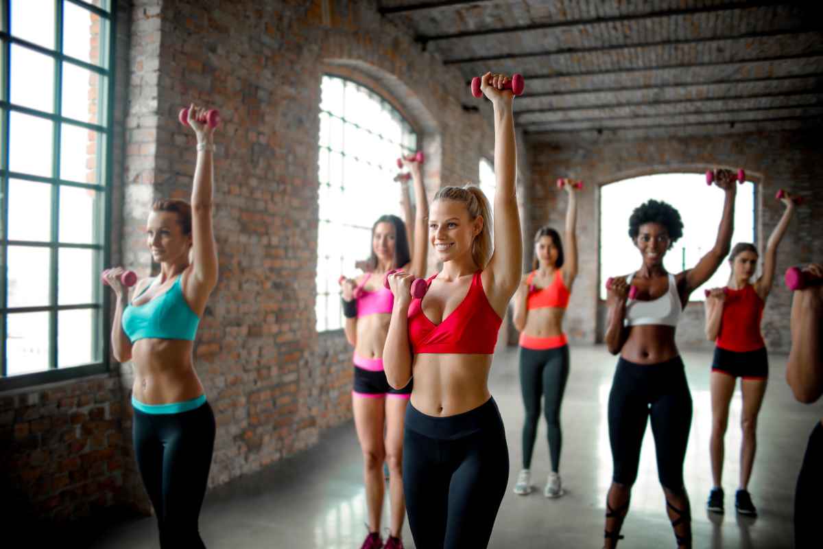 femmes fitness sport groupe salle