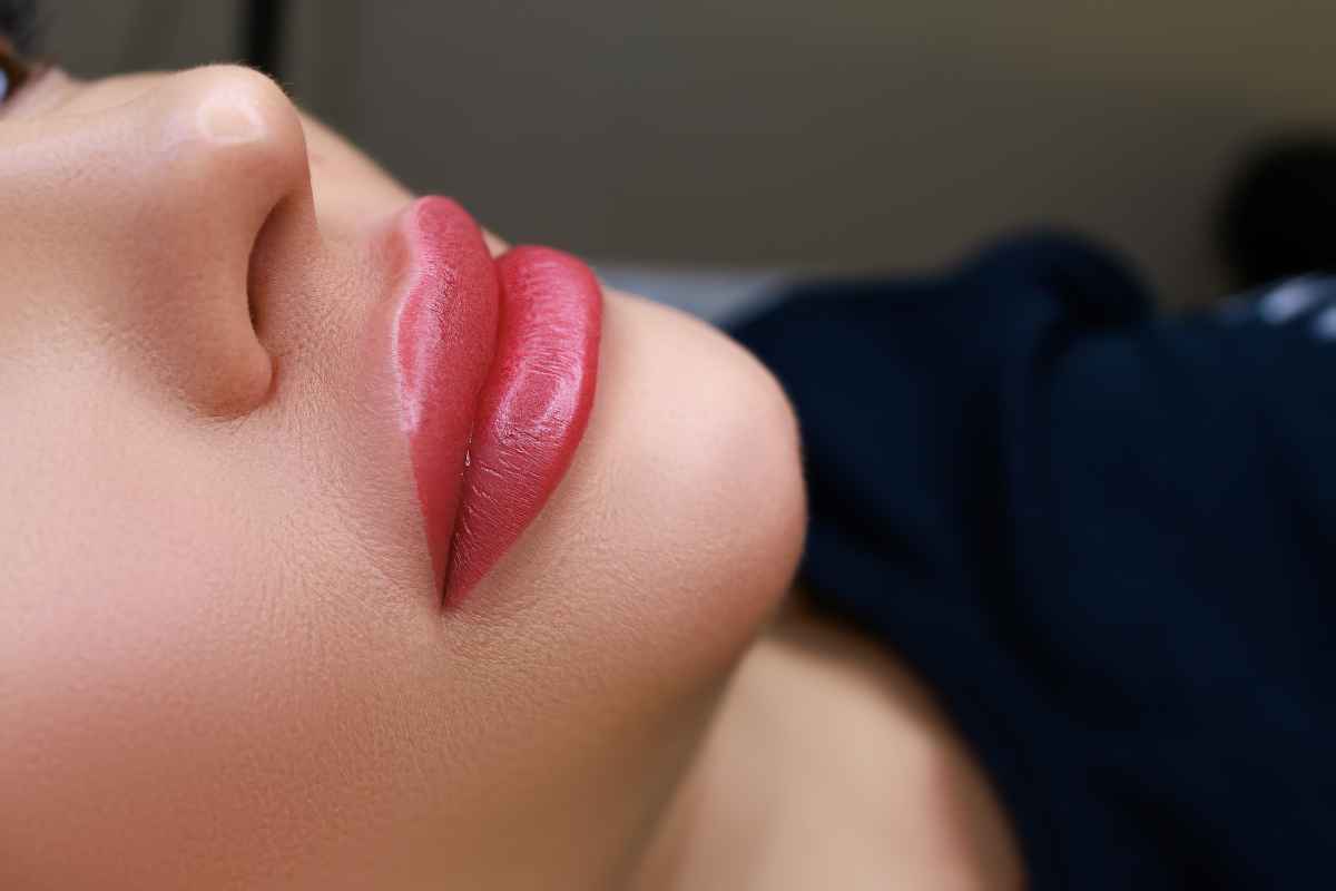 femme lèvres soins des lèvres maquillage