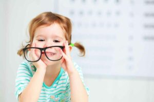 enfant lunettes myopie lecture maladie