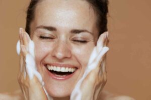 femme bain mousse nettoyants toxines
