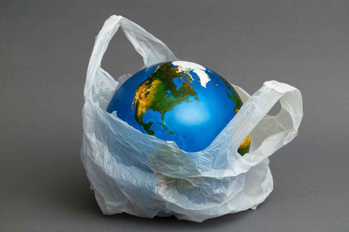 globe terrestre pollution plastique