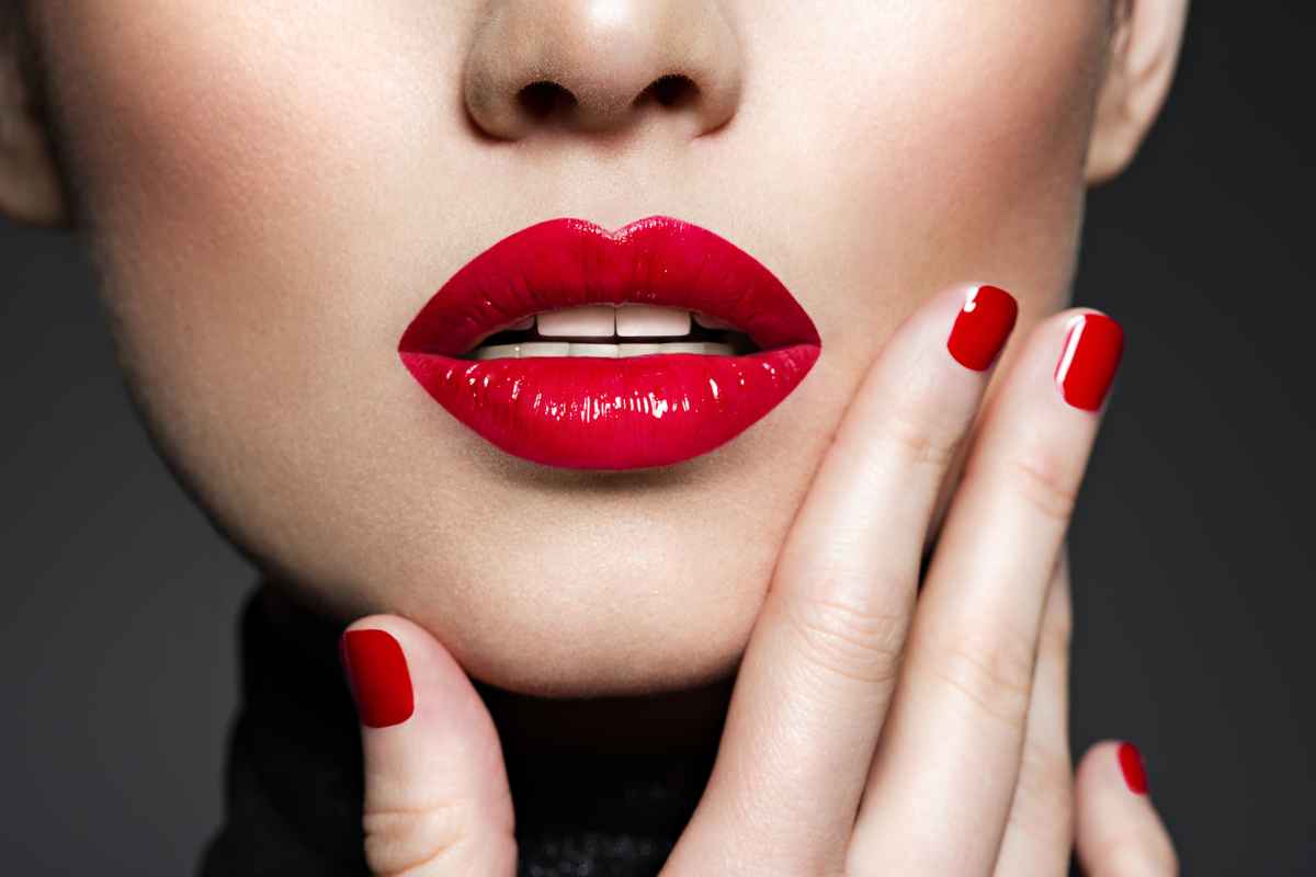 femmes visage rouge à lèvres maquillage