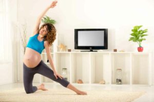 femme yoga grossesse salon maison