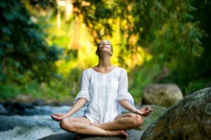 femme relaxation méditation Yoga ruisseau
