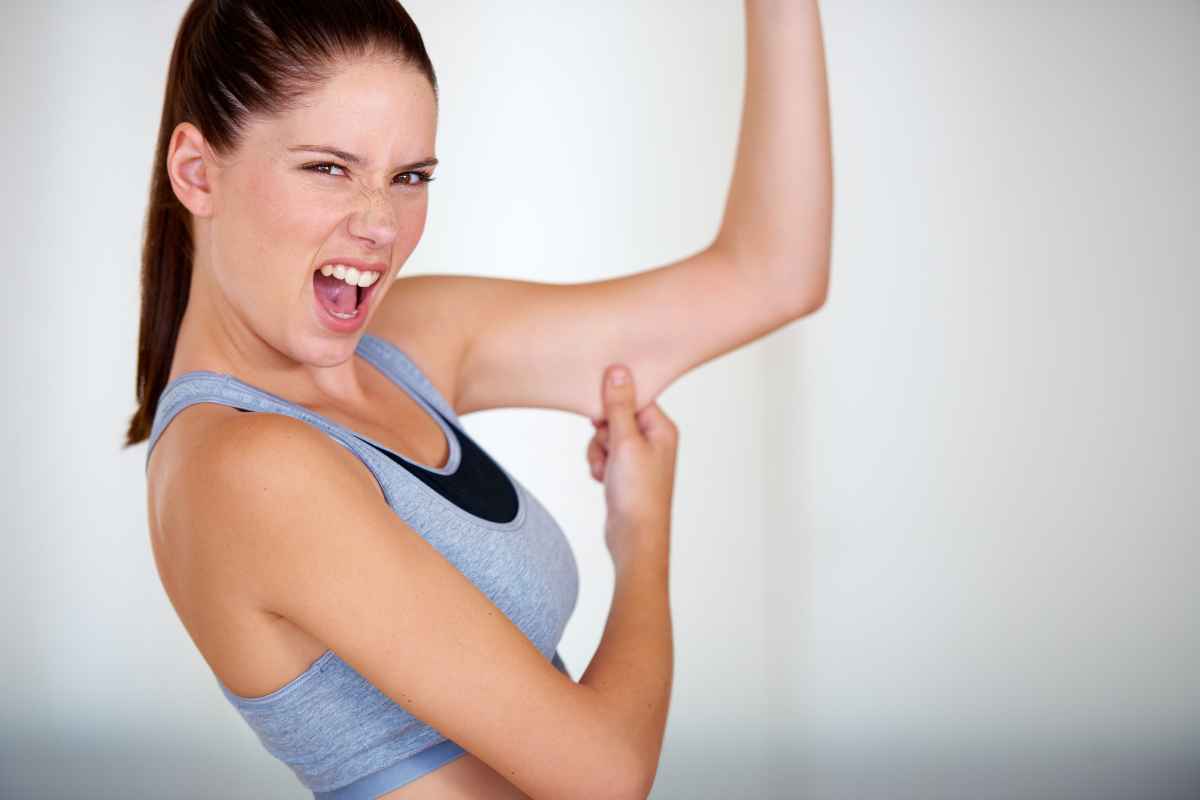 femme musculation fitness travailler les bras
