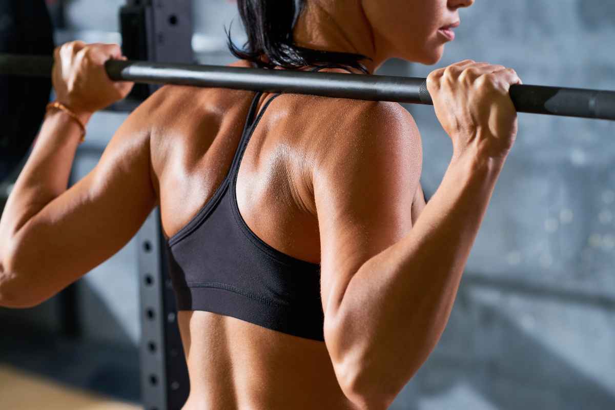 travailler les muscles du dos femme fitness barre